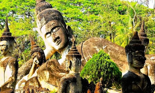 Vientiane: Buddha wartet im Park