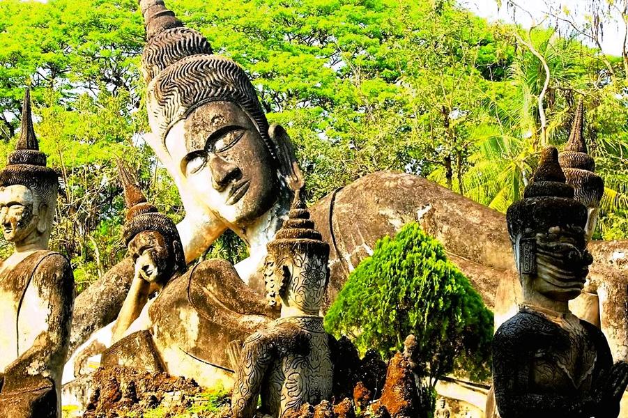 Vientiane: Buddha wartet im Park