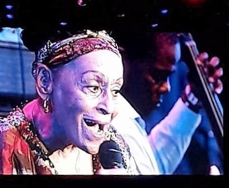 Singapur: Die alte Frau auf dem Jazz festival