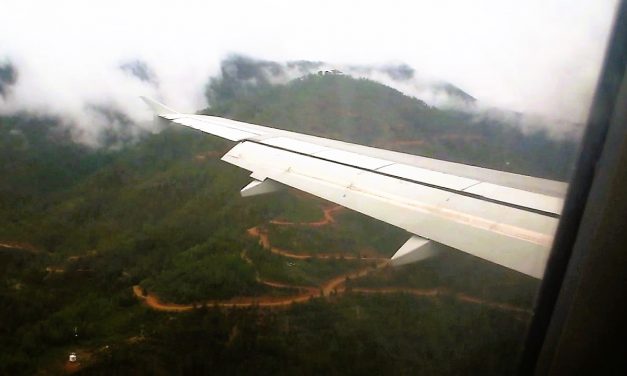Ankunft in Bhutan (1) – Fertig vom Landen