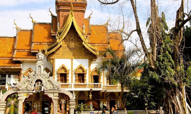 Chiang Mai: Donald Duck in Buddhas Garten