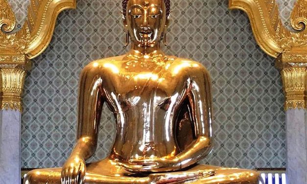 Tempel in Bangkok: Ein Buddha aus purem Gold im Wat Traimit